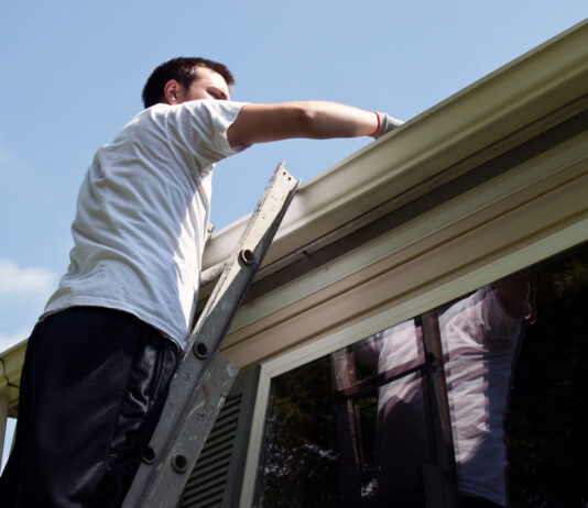 Zorg goed voor je huis met deze 5 klusjes dakgoot schoonmaken