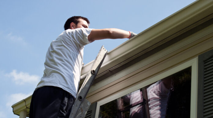 Zorg goed voor je huis met deze 5 klusjes dakgoot schoonmaken