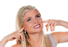 Welke gezondheidsklachten kunnen er door geluidsoverlast ontstaan? geluidsoverlast vrouw