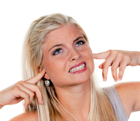 Welke gezondheidsklachten kunnen er door geluidsoverlast ontstaan? geluidsoverlast vrouw