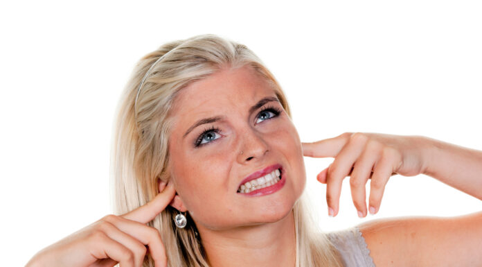 Welke gezondheidsklachten kunnen er door geluidsoverlast ontstaan? geluidsoverlast vrouw