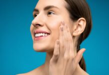 Signé Clinics vrouw die aan huid voelt