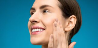 Signé Clinics vrouw die aan huid voelt