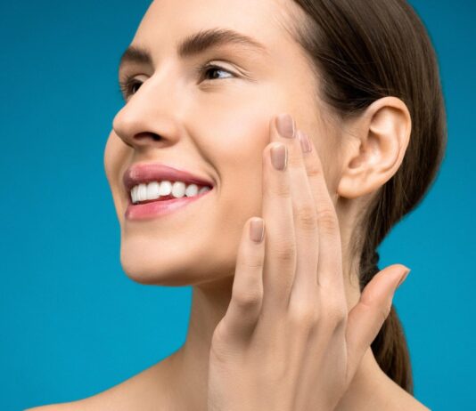 Signé Clinics vrouw die aan huid voelt