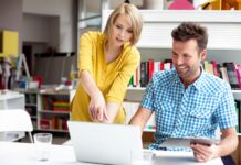 Hoe je het beste jouw studiekeuze kan combineren met je parttime job man en vrouw aan het werk