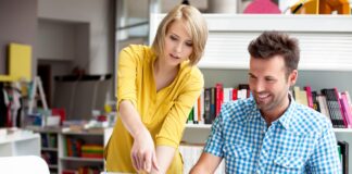 Hoe je het beste jouw studiekeuze kan combineren met je parttime job man en vrouw aan het werk