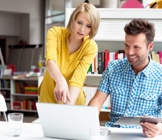 Hoe je het beste jouw studiekeuze kan combineren met je parttime job man en vrouw aan het werk