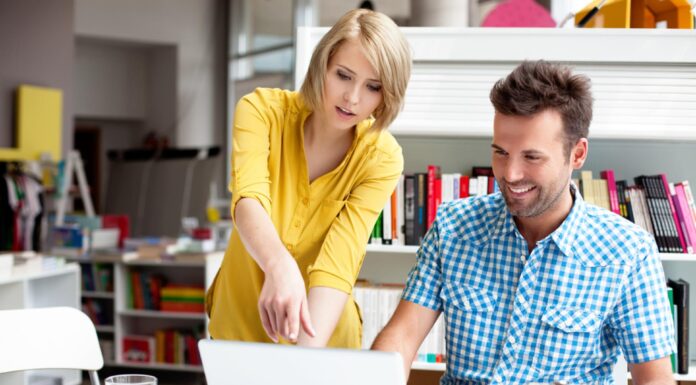 Hoe je het beste jouw studiekeuze kan combineren met je parttime job man en vrouw aan het werk